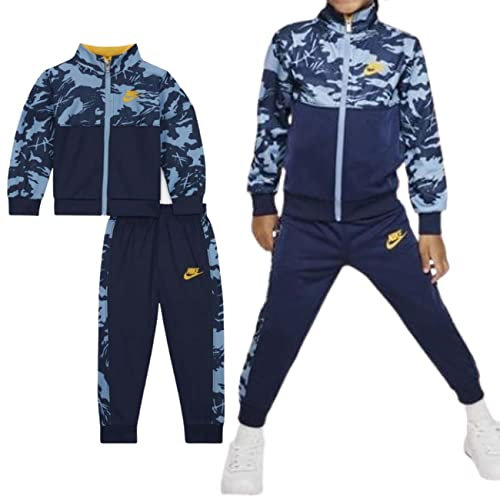 NIKE -TUTA COMPOSTA DA FELPA E PANTALONE -FELPA CON ZIP INTEGRALE E COLLO ALTO -FELPA CON TASCHE A MARSUPIO -FELPA CON LOGO RICAMATO -PANTALONE CON GIROVITA REGOLABILE CON CORDINO -PANTALONE CON ORL..