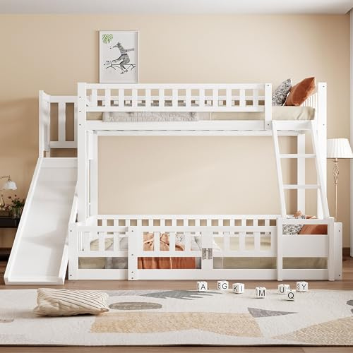 Kinderbett Etagenbett 90x200&140x200,Hochbett für 3 Kinder,Spielbett mit Rutsche&Regal&Leiter&Tür, Bettgestell mit Rausfallschutz & Lattenrost, Stockbett Familienbett Loft Bett Jugendbett,Kiefer,Weiß