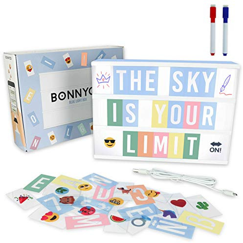 BONNYCO Light Box Blau A4 mit 400 Buchstaben, Emojis, 2 Stifte, USB, Ä Ö Ü ß Enhalten. Blaue LED Lightbox Junge Kinderzimmer, Baby Party. Lichtkasten Buchstaben, Geschenk für Geburtstag Weihnachten