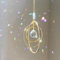 Attrape-Soleil en Cristal pour Fenêtres – Attrape-Soleil Arc-en-Ciel avec Prismes en Verre – Décoration Murale Suspendue pour des Jeux de Lumière Envoûtants avec 3 Cercles en Laiton