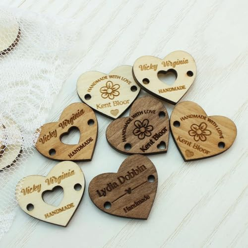 gorm Holzknöpfe, personalisierbar, graviert, mit herzförmigem Holzetikett, abnehmbares Holzetikett, herzförmige Etiketten, 34 x 30 mm, 50 Stück
