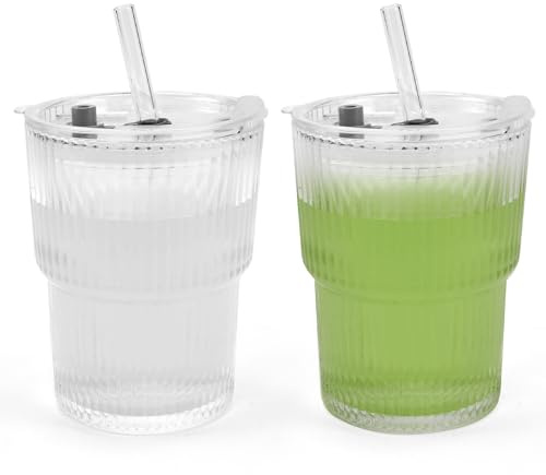 Kleemeiero 2 Stück Glasbecher mit Deckel und Strohhalm 400ml Trinkgläser Geriffelte Glasbecher Kaffeetassen Glas Smoothie Becher Blasen Teetassen Saftglas Milchtrinkbecher für Saft, Milch, Kaffee