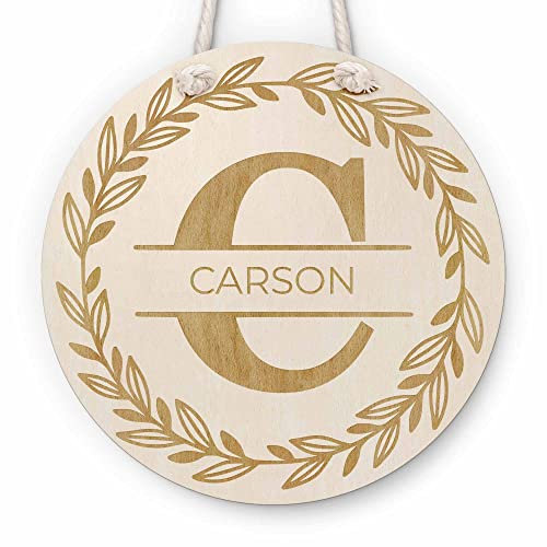 Holz Familienschild mit Gravur | Personalisiertes Holzschild graviert mit Wunschnamen und Monogramm Buchstaben als Wand- & Türschild | Namensschild für Zimmertür