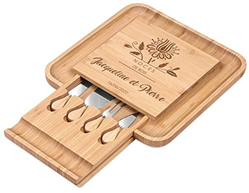 MAVERTON Planche à Fromage avec Gravure pour Couples - Set de 4 Accessoires pour Fromage - en Bois - 34x34cm - Plateau Fromage - Cadeau Personnalisé - Cadeau Couple - Noces de Bois - Fleur