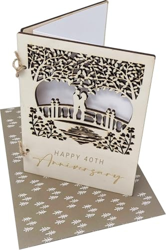 Tarjeta de madera para 40 aniversario con pareja amorosa en un puente tallado detallado (aniversario de 40 años) cuarenta y cuarenta