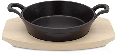 KRÜGER Gusseisen Brat- und Servierpfanne Toledo mit Holzteller Ø 20 cm - emailliert - hohe Hitzebeständigkeit und langanhaltende Wärmespeicherung - für alle Herdarten inkl. Induktion geeignet