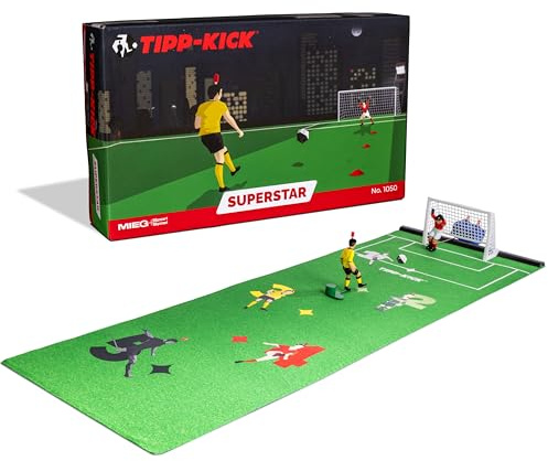 TIPP-KICK Gioco Superstar - Set di calcio con campo da gioco in feltro (63 x 22 cm) – Challenge per 2 giocatori, figure in zinco e cancello dipinti a mano, gioco di calcio balilla per fan