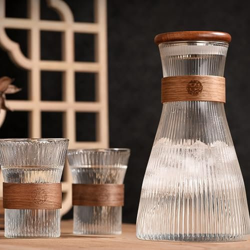 Basic Wasserkaraffe Set 1,5L - Glaskaraffe mit Deckel und 2 Gläsern (330ml) - Moderner Streifen-Design-Krug (Stil 1)