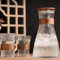 Basic Wasserkaraffe-Set,Karaffe aus Glas,Glaskrug Set,Wasserkaraffe 1,5 l mit 2 Gläsern 330 ml,Glaskaraffe mit Deckel,Silikondeckel, Wasserkaraffe im Modernen Streifendesign (Stil 1)
