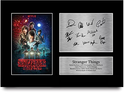 HWC Trading Strange Hawkins Thing Cast Millie Bobby Brown Geschenke Gedrucktes Signiertes Autogramm Foto für Fans von Fernsehn Memorabilien - A4