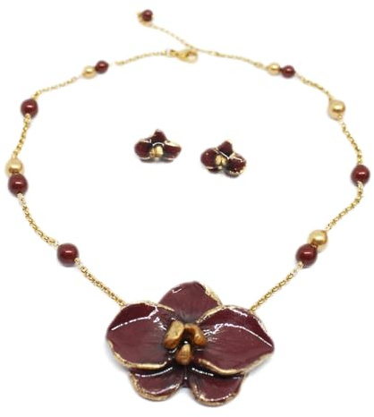 Collana girocollo e orecchini a lobo con orchidea bordeaux e oro - collana orchidea - orecchini orchidea