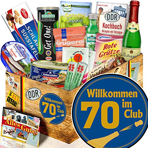 Wilkommen Im Club - DDR Spezialitäten Box Zum 70. Geburtstag - 12 Teile | Ostpaket Zum 70. Geburtstag Für Männer Und Frauen - Präsentkorb Mit Sekt, Süßwaren Und Herzhaftem In Einer Geschenkbox