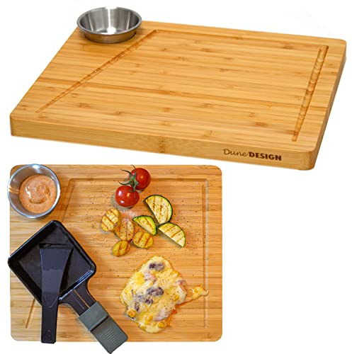 DuneDesign Set d'Assiettes à Raclette 2 Personnes - 30x25 Planche à Raclette en Bois avec Bol à Dips - Dessous de Poêlon à Raclette en Bois - Accessoires pour Raclette Planchette à Raclette en Bambou