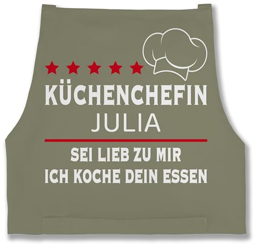 Geschenk mit Namen personalisiert by Shirtracer - Schürze - Kochschürze Damen Frauen - Küchenchefin mit Name | Sei lieb zu mir ich koche dein Essen | Chefköchin