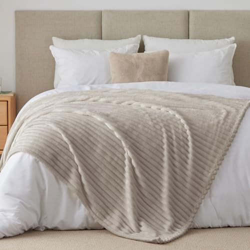 BEDELITE Kuscheldecke Flauschig Deko Decke für Bett, Beige, 220x240 | Große XXL Fleecedecke, Cord Überwurf für Wohnzimmer und Schlafzimmer, weiche Wohndecke, Tagesdecke, das ideale Geschenk