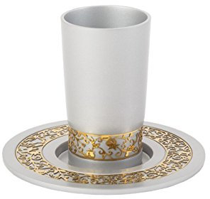 Weinkelch, eloxiertes Aluminium, verziert mit Spitze, entworfen von Künstler Yair Emanuel (Silbertasse mit goldfarbener Spitze)