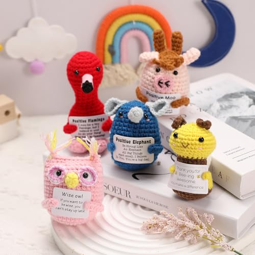 ASMPCUE 5er Set Pocket Hug Positive Doll, Creative Knitting Wool mit Holzsockel, Stressabbau Fluffy Stuffies Lucky Charm Courage, Get Well Gift, Cheer Up School Gift (5er Doll Set 1)