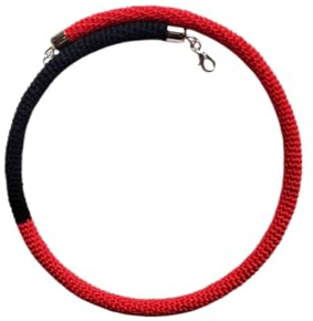 Collana rigida all'uncinetto - Girocollo bicolore rosso e nero - Geometrica, minimalista, asimmetrica, contemporanea - Elegante, fatta a mano, leggera e raffinata