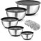 Cinnani 5 Set da Ciotola Acciaio Inossidabile con Coperchio, Insalatiera, Mixing Ciotole, Ciotole da Cucina Multifunzionali con 3 Accessori per Grattugia e Fondo in Silicone Antiscivolo, Impilabili