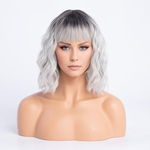 SIMKAYLEE Perruques courtes ondulées argentées pour femme - Perruque grise ombrée avec frange et racines foncées - Perruque bouclée de longueur moyenne pour un usage quotidien (30,5 cm)