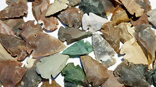 Unbekannt 100 kleine Pfeilspitzen aus Jaspis und Achat 2,5-3,5cm (Nachbau)