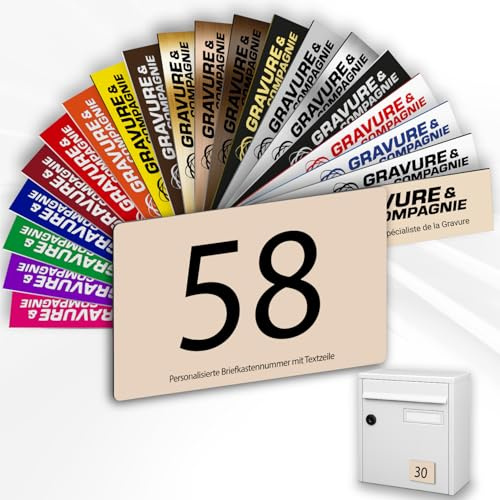 Briefkastennummer – Selbstklebendes PVC Schild mit Gravur – Personalisierte Hausnummer oder Briefkastenschild – GROß 10 x 7 cm (Beige)
