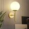 Aplique de Pared Bola de Cristal Blanca Moderna Lámpara de Pared con Soporte Dorado y Casquillo E27 Fondo Nórdica Luz de Lujo con Pantalla de Vidrio para Dormitorio Salón Sala de Estar cocina