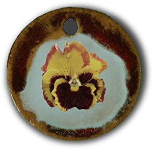 Schöner Keramik-Anhänger „Stiefmütterchen“ in rot marmoriert; Schmuck Kette Kettenanhänger Geschenk Kunsthandwerk Keramik rund Talisman Halskette Aufmerksamkeit Mitbringsel individuell