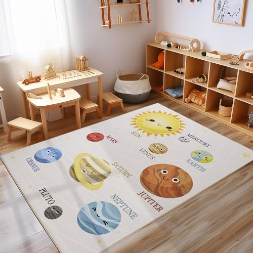 Carpettex Kinderteppich rutschfest | Planeten und Sonnensystem Design 120 x 170 cm | Kein Abwurf | Kurzflor und Waschbarer Spielteppich für Kinderzimmer für Mädchen und Jungen | Beige, Blau, Gelb