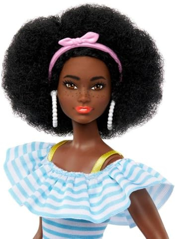 Barbie - Bambola con pattini a rotelle rosa e cucciolo, con capelli ricci neri in stile afro e outfit alla moda, indossa una blusa e tanti accessori, giocattolo per bambini, 3+ anni, HPL77