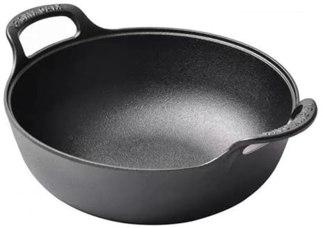 FUANA Wok in ghisa con doppio manico e fondo piatto, padella antiaderente non rivestita per fornelli a induzione, a gas ed elettrici, 20 cm, colore nero, con coperchio in legno