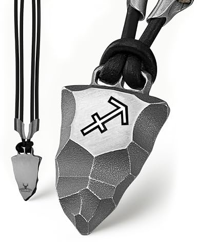 Element of Gods Titan-Anhänger Faustkeil mit Schütze Sternzeichen – Maskuline Herren-Halskette aus schwarzem Lederband und robustem Titan – Astrologie Schmuck & Tierkreiszeichen Geschenk für Männer