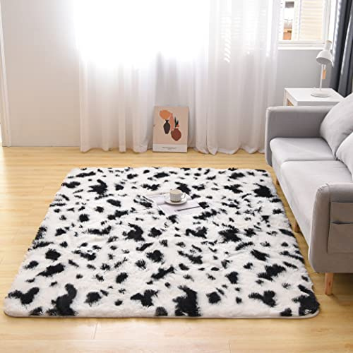 Meeting Story Kuhfell-Teppich aus Kunstrindsleder, niedlicher Tierdruck, flauschig, Batikstoff, für Wohnzimmer, Kinderzimmer, Kinder, Bodenmatte, dicker Plüsch, rutschfest (weiß-schwarz, 1.2x1.8 m)