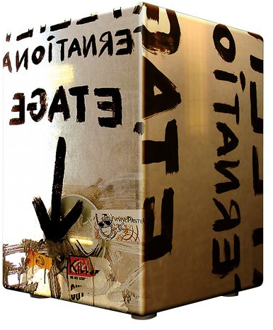 VOLT by Voggenreiter VOLT Cool-Cajon Etage Design Percussion (Cajon Set inkl. Lernbuch Cajon-Schule Cajon Basics + CD & Seatpad, Größe:L) geeignet ab 10 Jahren, Large, Voggenreiter_0838-0