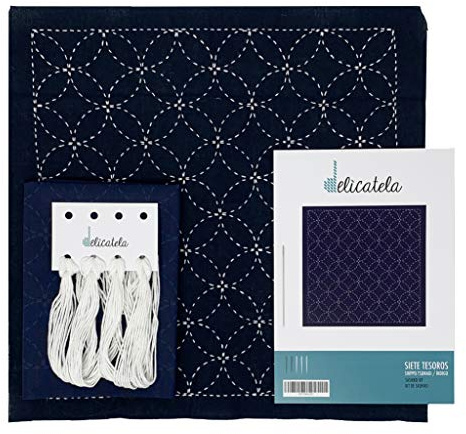 Sashiko Japanisches Stickset, 68 cm x 34 cm, vorgedruckter Stoff (30 cm x 30 cm), Naturgarn, lange Nadel, Stickanleitung, Design sieben Schätze, von Delicatela (Indigoblau)