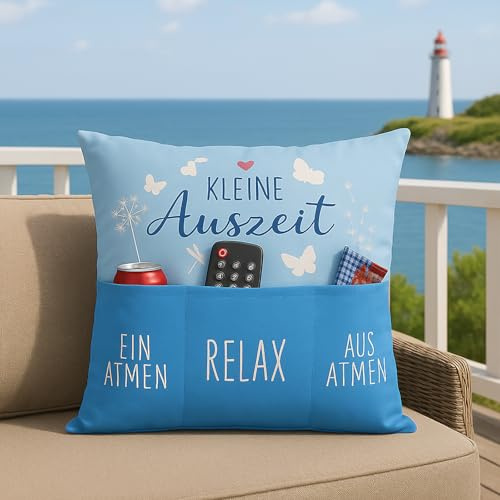 KAMACA Auszeit Kissen 40x40 cm mit Flauschiger Füllung blaues Sofakissen mit 3 Taschen gemütliches Deko-Kissen für Me-Time Wellness Balkon Terrasse Wohnzimmer Geschenkidee Maritim (Kleine Auszeit)