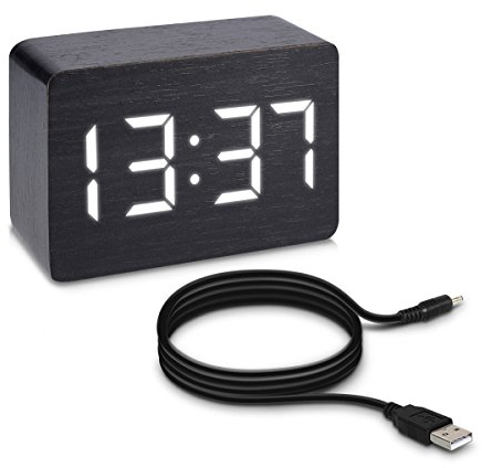 kwmobile Wecker Uhr in Holzoptik digital - Digitalwecker Anzeige von Uhrzeit Temperatur Datum - Alarm Clock mit USB Kabel in Schwarz mit weißen LEDs