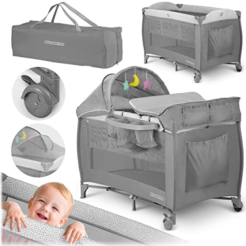 Ricokids Reisebett Baby Mit Matratze 127,5 x 66 x 82 cm Kinderreisebett Babybett Bis 15 kg 2 Räder Mit Bremsen Seiteneingang Transporttasche Wiegefunktion Spielbogen Wickeltisch Faltbar Hellgrau