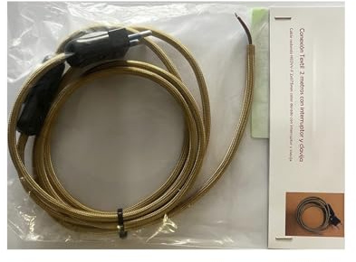 Kit de cable textil dorado de 2 metros, 2 x 0.75 mm, incluye clavija e interruptor negro, ideal para instalaciones eléctricas decorativas.