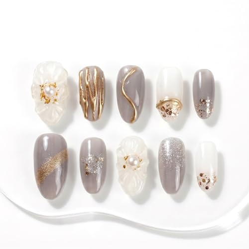 Sun&Beam Nails Handgefertigte Press-On Nails Medium Oval Graubraun (#014 S) | Graubraun und Milchweiß mit Perlendetails, Goldfolie und Glanzfinish im 10-teiligen Set