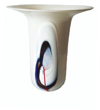 Oberstdorfer Glashütte Vase farbige Glasvase Blumenglasvase Weiss mit Buntem Aussendekor und grosser Öffnung mundgeblasenes Unikat Höhe ca. 20 cm