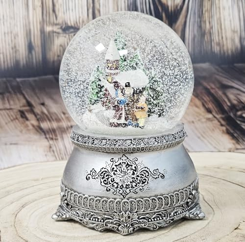 Weihnachts-Schneekugel mit Musik | Nostalgischer Weihnachtsspaziergang vor Kirche | Sockel Zinnoptik | 100mm breit, 140mm hoch | mechanische Spieluhr | Weihnachtsdekoration | 20307