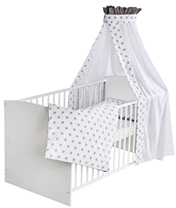 Schardt - Baby Komplettbett 70x140cm - Classic White Big Stars Grey - mitwachsendes Gitterbett aus Massivholz - 3 Teilig inkl. Matratze, Himmelstange und Textil-Set - höhenverstellbar und umbaubar