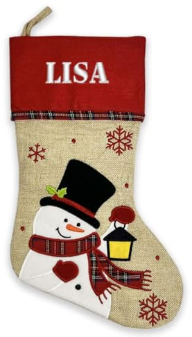 Amikado Personalisierter Weihnachtsstiefel aus Filz – Bestickt mit Namen – 42 cm – Leinenoptik mit roter Klappe – 3 Designs – Nikolausstiefel für Kamin & Baum – Schneemann