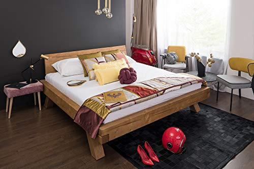 SalesFever Balkenbett MALAK | 140 x 200 cm | massives Holzbett aus Fichte | natürliche Maserung | geölte Oberfläche | geneigtes Kopfteil | abgeschrägte Beine | FSC® 100%