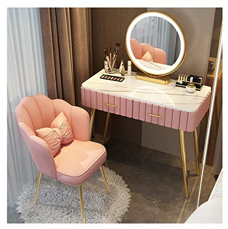 Moderno set da toeletta rosa con specchio e sgabello in marmo, elegante toilette per camera da letto per una routine di bellezza elegante