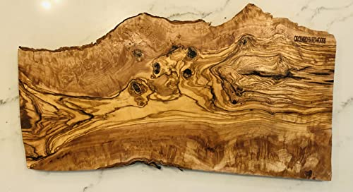 ORCHARD HARDWOODS - Tabla de quesos de madera de olivo rústica hecha a mano con borde de corteza de 45,7 cm, para cortar, servir, embutidos. Regalo único, en tamaño mediano 16, mediano largo 19, largo