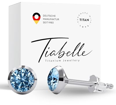 TIABELLE – Ohrstecker TRUMPET aus Titan mit funkelnden Zirconia Steinen | Hautverträgliche Ohrringe in zeitlosem Design | Leichter Damen Ohrschmuck für besondere Anlässe, Alltag und als Geschenk