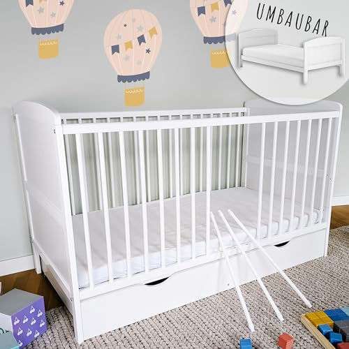 Kids Collective Babybett Kinderbett 70x140 mit Schublade und Matratze Umbaubares Gitterbett höhenverstellbar & herausnehmbare Sprossen | Weiss Vollholz Kiefer Made in Europe