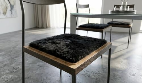 Kuhfelle Online & Nomad Lammfell Sitzauflage Stuhlkissen aus echtem kurzwolligen Lammfell Natur 37 x 37 cm Schaffell Auflage (Schwarz Natur)